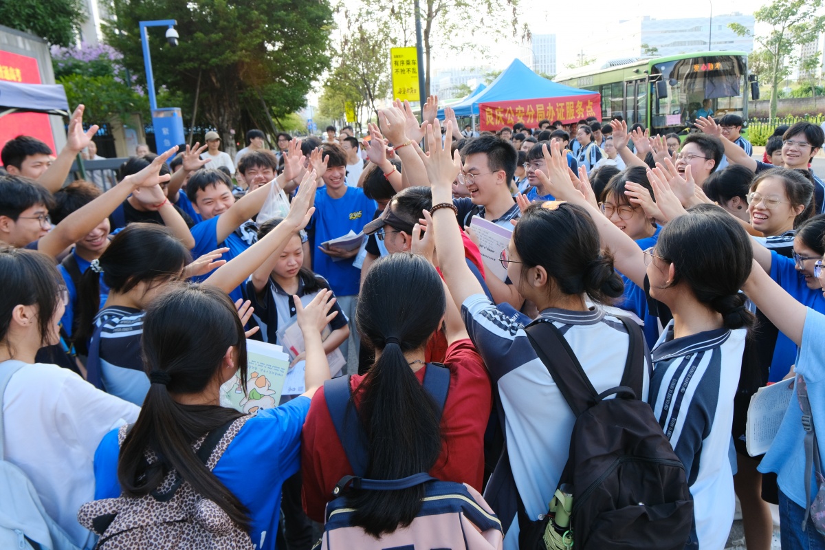 广西2026年高考首日：有泪水，有拥抱，有默默守候的身影