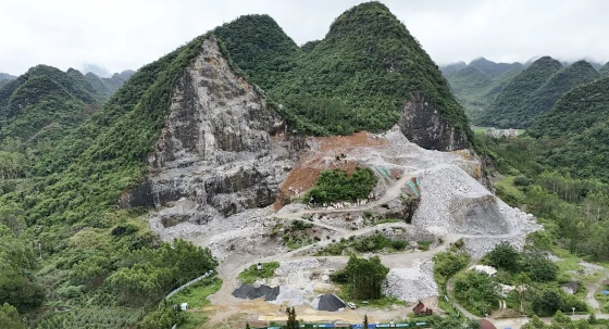 爆破震裂民房、飞石掩埋田地，28次投诉后仍悬而未决！贺州一矿山生态修复工程为何变“闹心工程”？