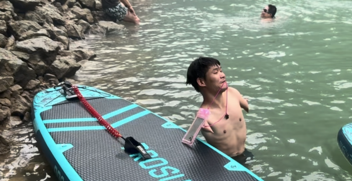 游客乘桨板不慎侧翻，电子设备掉入红水河，百色一无臂勇士三次潜到江底，用嘴叼起手机归还游客  | 点赞广西