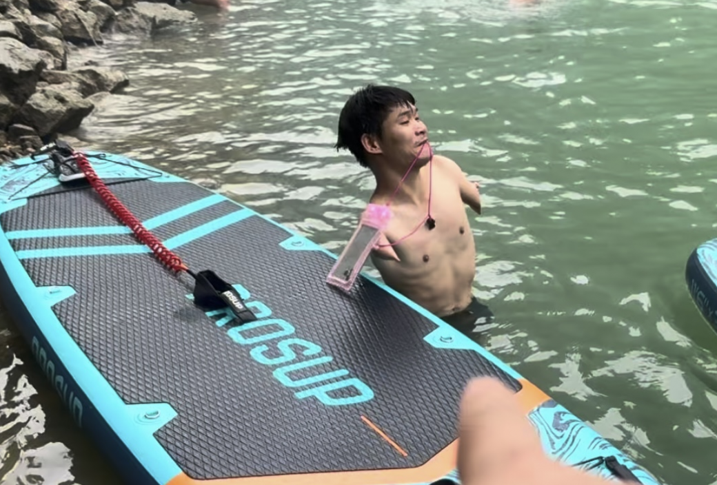 三次潜到水底用嘴叼起游客手机！百色无臂勇士陈广金获天天正能量特别奖